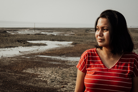 Portrait de Seema Khasel, geologue marchant sur la plage devastee par les depots de sel et d&#x27;aluvions sur la plage devenue inpraticable tellement le sable est devenu dur, bengale occidental, inde, fevrier 2022, portrait of Seema Khasel, geologist,  walkin