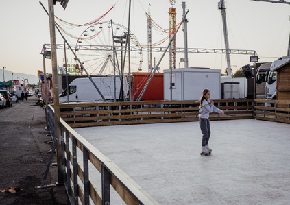 Enfants qui patinent en rollers et trotinette, Foire Saint Martin, Perpignan, octobre 2021