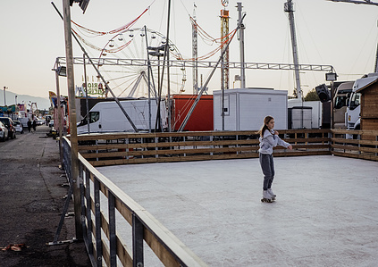 Enfants qui patinent en rollers et trotinette, Foire Saint Martin, Perpignan, octobre 2021