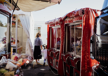 Une jeune foraine et son fils dans leur caravanne, Foire de Saint Martin, Perpignan, octobre 2021