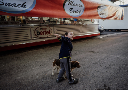 Jeunes forains qui jouent dans les allees vides de la fete foraine. Foire Saint Martin, Perpignan, Octobre 2021