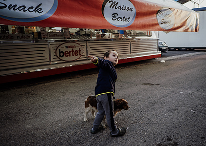 Jeunes forains qui jouent dans les allees vides de la fete foraine. Foire Saint Martin, Perpignan, Octobre 2021