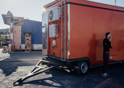 Une homme au telephone devant son metier avant ouverture, Foire Saint Martin, Perpignan, octobre 2021