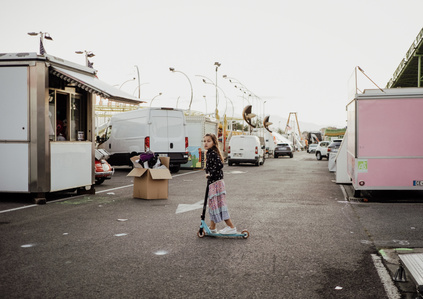 Jeunes foraines en trottinette , Foire Saint Martin, Perpignan, octobre 2021