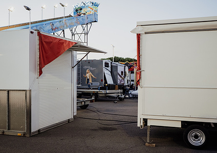 La jeune fille et le trampoline. Foire Saint Martin, Perpignan, octobre 2021