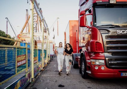 Deux jeunes foraines se promenent dans les allees vides. Foire Saint Martin, Perpignan, octobre 2021