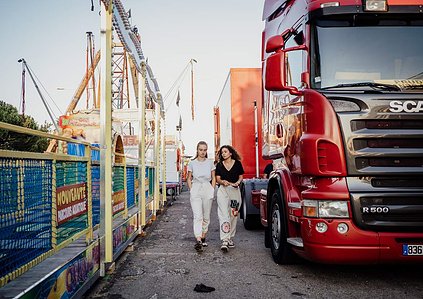 Deux jeunes foraines se promenent dans les allees vides. Foire Saint Martin, Perpignan, octobre 2021