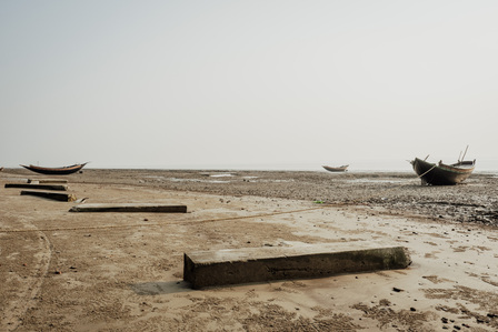 Inde, Bengale Occidental, Ile de Mousuni, 2022-02. La salinisation des sols a rendu cette plage impraticale car la reaction chimique avec le sable l a rendu dur comme du beton. Photo by Alexandra DE DIVES &amp;amp;amp;amp;amp;#x2F; Collectif DR
India, West Bengal, Mousuni Island,
