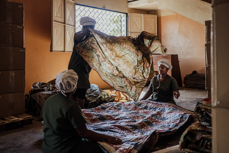 Vanille de Madagascar. 
A l'entrepôt d'Antalaha, dans la région de la SAVA, à Madagascar, les ouvrières rangent les bâches qui ont servies à transporter les gousses de vanille , les grains qui restent collés sont précieux et récoltés.