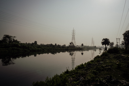 India, West Bengal, Dhapa, 2022-03. Industrial landscapes, brick factories and coal pollution in rivers near agricultural land.
Photo by Alexandra DE DIVES &amp;amp;amp;amp;amp;amp;amp;#x2F; Collectif DR
Inde, Bengale Occidental, Dhapa , 2022-03. Paysages industriels,  fabrique de brique
