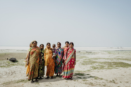 India, West Bengal, 2022-02. Bengali women in front of industrial landscapes. The salinization and intense exploitation of agricultural land has forced these women to relocate several kilometers away. Photo by Alexandra de Dives &amp;amp;amp;amp;amp;amp;amp;#x2F; Collectif DR
Inde, Benga