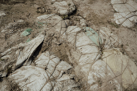 India, West Bengal, 2022-02 
Landscapes damaged by soil erosion. Sandbags are a temporary solution to prevent sea level rise. The plastic bags are causing even more pollution. Photo by Alexandra DE DIVES &amp;amp;amp;amp;amp;#x2F; Collectif DR
Inde, Bengale Occidental, 2022-02
Pa