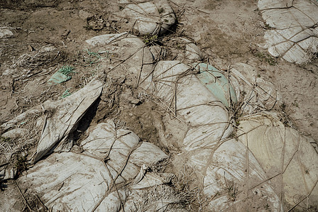 India, West Bengal, 2022-02 
Landscapes damaged by soil erosion. Sandbags are a temporary solution to prevent sea level rise. The plastic bags are causing even more pollution. Photo by Alexandra DE DIVES &amp;amp;amp;amp;amp;#x2F; Collectif DR
Inde, Bengale Occidental, 2022-02
Pa