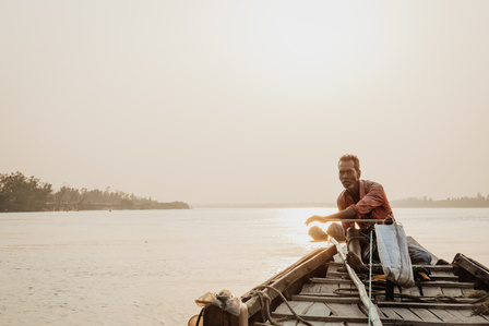 India, West Bengal, 2022-02 
Fishermen on the Ganga struggling with the causes of the sea rising level, the pollution and the salinisation of the the water. Photo by Alexandra DE DIVES &amp;amp;amp;amp;amp;#x2F; Collectif DR
Inde, Bengale Occidental, 2022-02
Pêcheurs sur le Gange