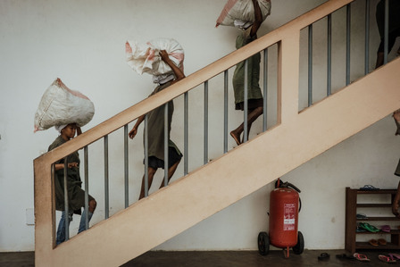 Vanille de Madagascar. 
A l'entrepôt d'Antalaha, dans la région de la SAVA, à Madagascar, le travail des ouvrières consiste ici à placer les gousses de vanille au soleil pour leur permettre une meilleure maturation.
