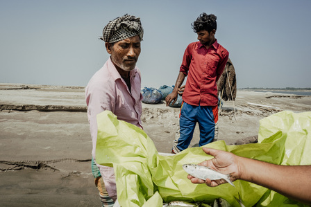 India, West Bengal, 2022-02 
Fishermen on the Ganga struggling with the causes of the sea rising level, the salinisation of the the water and the heavy plastic pollution. Photo by Alexandra DE DIVES &amp;amp;amp;amp;amp;#x2F; Collectif DR
Inde, Bengale Occidental, 2022-02
Pêcheur