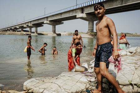 India, bhutni, West Bengal, 2022-02 
Ablutions sur le Gange, des femmes lavent leur linge, des hommes font leur toilette, des enfants jouent, tous sont au milieu des dechets et des sacs de sable qui retiennent l&amp;amp;amp;amp;amp;#x27;erosion du sol, Bhutni, bengale occidental,