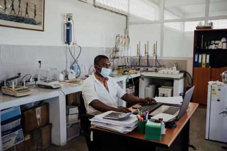 Vanille de Madagascar. 
A l'entrepôt d'Antalaha, dans la région de la SAVA, à Madagascar, le laboratoire analyse le taux de glucose, l’absence de moisissures et la qualité globale des gousses de vanille avant l'achat du lot aux agriculteurs.
