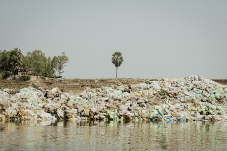 India, West Bengal, 2022-02 
Landscapes damaged by soil erosion. Sandbags are a temporary solution to prevent sea level rise. The plastic bags are causing even more pollution. Photo by Alexandra DE DIVES &amp;amp;amp;amp;amp;#x2F; Collectif DR
Inde, Bengale Occidental, 2022-02
Pa