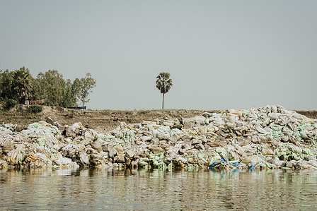 India, West Bengal, 2022-02 
Landscapes damaged by soil erosion. Sandbags are a temporary solution to prevent sea level rise. The plastic bags are causing even more pollution. Photo by Alexandra DE DIVES &amp;amp;amp;amp;amp;#x2F; Collectif DR
Inde, Bengale Occidental, 2022-02
Pa