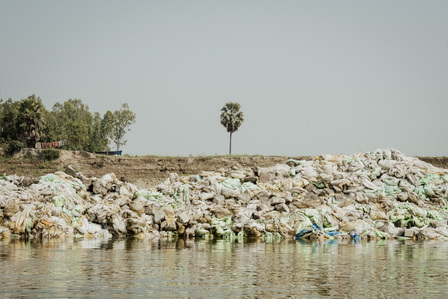 India, West Bengal, 2022-02 
Landscapes damaged by soil erosion. Sandbags are a temporary solution to prevent sea level rise. The plastic bags are causing even more pollution. Photo by Alexandra DE DIVES &amp;amp;amp;amp;amp;#x2F; Collectif DR
Inde, Bengale Occidental, 2022-02
Pa