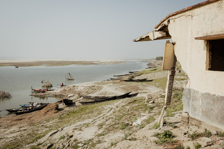 India, West Bengal, 2022-02. Damages caused by the Yaas cyclone. A school has been destroyed and never replaced, locals are waiting for the help of the government. Photo by Alexandra DE DIVES &amp;amp;amp;amp;amp;#x2F; Collectif DR
Inde, Bengale occidental, 2022-02. Degats causes