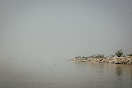 India, West Bengal, 2022-02 
Landscapes damaged by soil erosion. Sandbags are a temporary solution to prevent sea level rise. The plastic bags are causing even more pollution. Photo by Alexandra DE DIVES &amp;amp;amp;amp;amp;#x2F; Collectif DR
Inde, Bengale Occidental, 2022-02
Pa