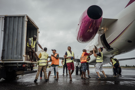 Vanille de Madagascar. 
A Antalaha, dans la région de la SAVA, à Madagascar, les hommes sont en charge d'embarquer les lots de vanille prêts à l'exportation internationale.