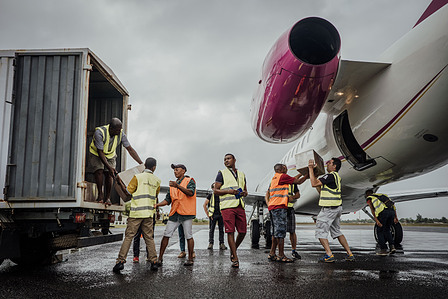 Vanille de Madagascar. 
A Antalaha, dans la région de la SAVA, à Madagascar, les hommes sont en charge d'embarquer les lots de vanille prêts à l'exportation internationale.