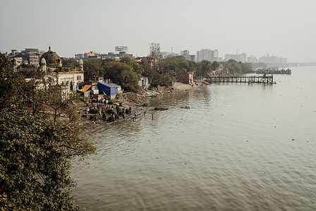 India, calcutta, bengale occidental, 2022-02 
Ablutions sur le Gange, des femmes lavent leur linge, des hommes font leur toilette, des enfants jouent, tous sont au milieu des dechets et des sacs de sable qui retiennent l&amp;amp;amp;amp;amp;amp;amp;#x27;erosion du sol, Bhutni, bengale oc