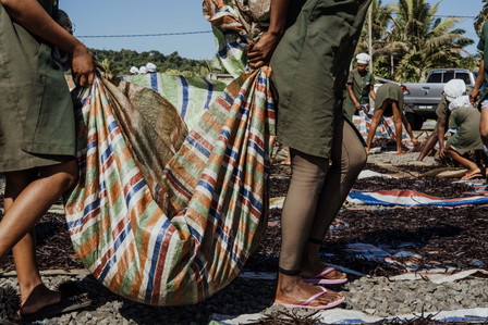 Vanille de Madagascar. 
A l'entrepôt d'Antalaha, dans la région de la SAVA, à Madagascar, le travail des ouvrières consiste ici à placer les gousses de vanille au soleil pour leur permettre une meilleure maturation.