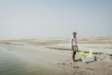 India, West Bengal, 2022-02 
Fishermen on the Ganga struggling with the causes of the sea rising level, the salinisation of the the water and the heavy plastic pollution. Photo by Alexandra DE DIVES &amp;amp;amp;amp;amp;#x2F; Collectif DR
Inde, Bengale Occidental, 2022-02
Pêcheur