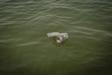 India, West Bengal, 2022-02 
Fishermen on the Ganga struggling with the causes of the sea rising level, the salinisation of the the water and the heavy plastic pollution. Photo by Alexandra DE DIVES &amp;amp;amp;amp;amp;#x2F; Collectif DR
Inde, Bengale Occidental, 2022-02
Pêcheur