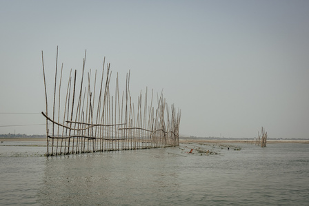 India, West Bengal, 2022-02 
Fishermen on the Ganga struggling with the causes of the sea rising level, the pollution and the salinisation of the the water. Photo by Alexandra DE DIVES &amp;amp;amp;amp;amp;#x2F; Collectif DR
Inde, Bengale Occidental, 2022-02
Pêcheurs sur le Gange