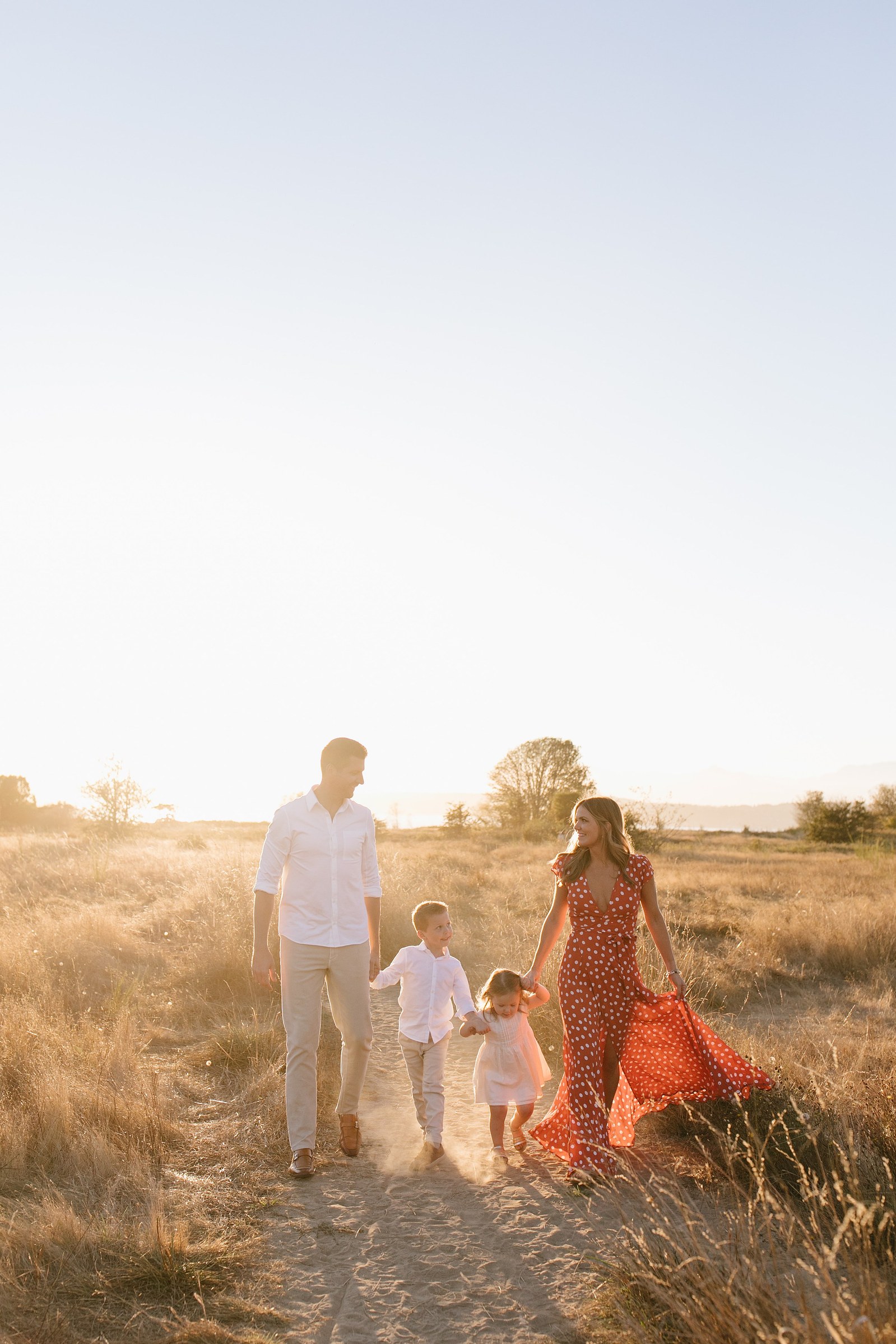 family portrait session mini-sessions at discovery park in seattle. golden sunlight perfect for families, newborn, maternity and more. 
