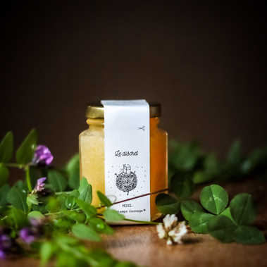 Miel de vesce et trèfle, rare et doux. Non chauffé, non brassé. Récolté, extrait et mis en pot par l'apicultrice en Bourgogne, France