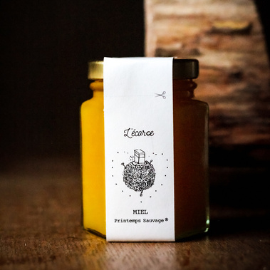 Miel de fleurs aux saveurs de propolis. Récolté, extrait et mis en pot par l'apicultrice dans l'Yonne, Bourgogne, France
