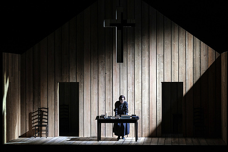 Stiffelio - Opéra National du Rhin. Designer Hannah Clark