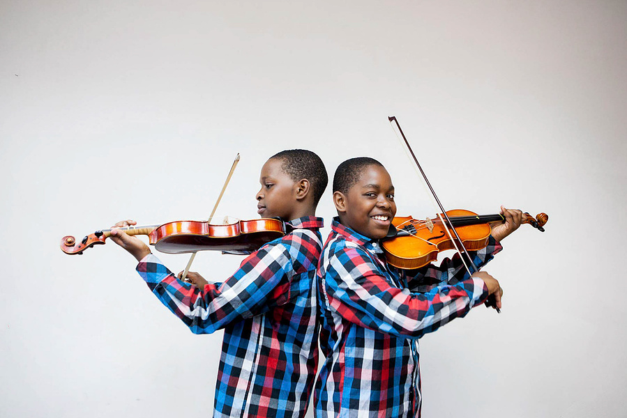 Twins play the violin. 