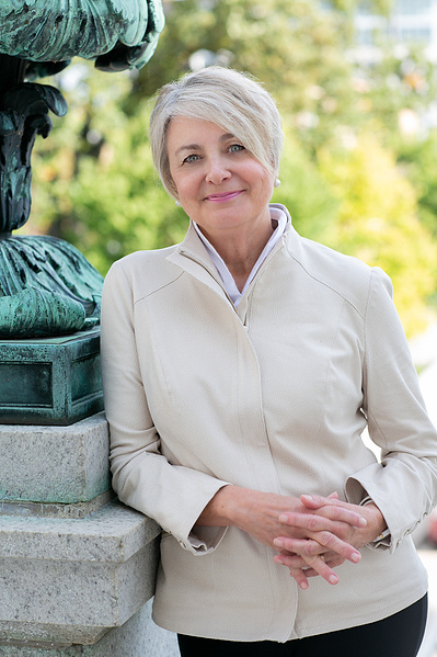 A women stands by the Wisconsin State Capitol. 