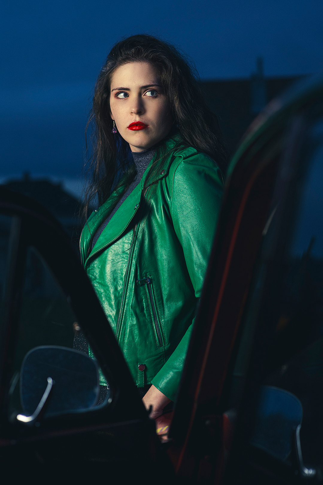 Modernes Mode-Fotoshooting mit Mädchen in grüner Jacke – stylisch, frisch und urban inszeniert. Niederösterreich, Tulln, Krems an der Donau