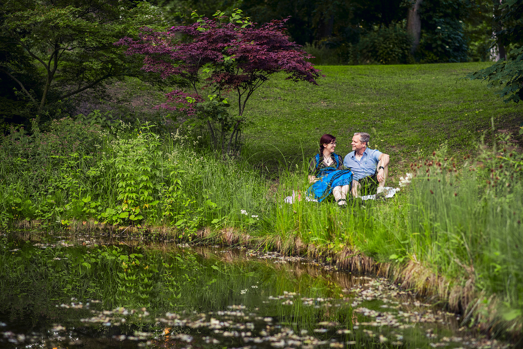 Natürliches Paar-Porträt in der Natur – liebevolle Momente und authentische Zweisamkeit im Grünen. Niederösterreich, Tulln, Krems an der Donau