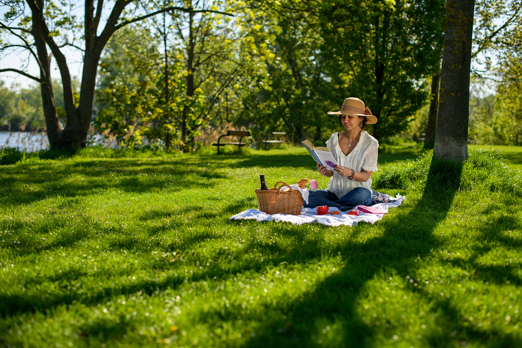 Frau genießt entspanntes Picknick im Grünen – natürliche Outdoor-Fotografie voller Leichtigkeit und Freude. Niederösterreich, Tulln, Krems an der Donau