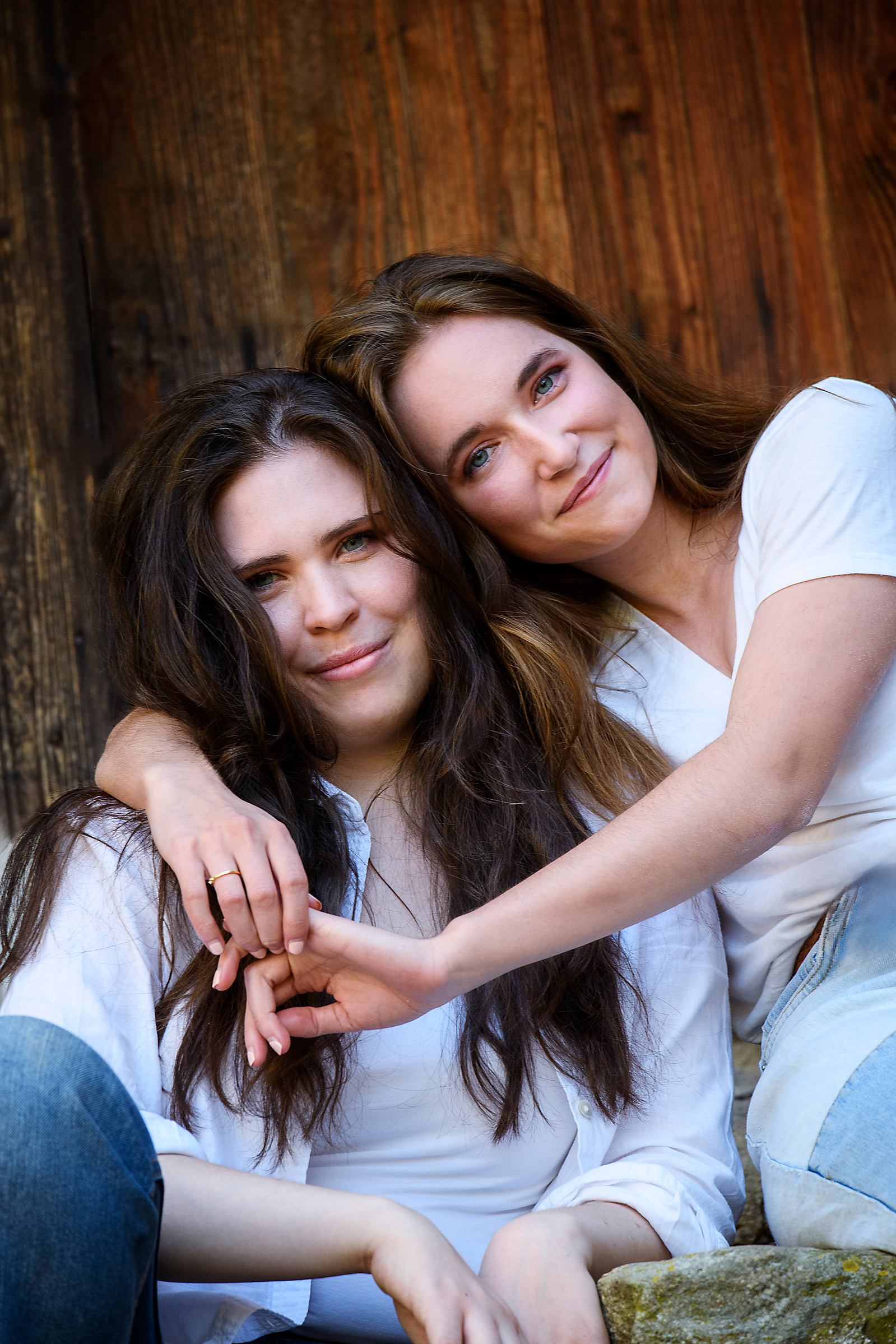 Freundinnen beim entspannten Outdoor-Fotoshooting an einer idyllischen Location in Niederösterreich – natürliche Momente voller Freude und Nähe. Niederösterreich, Tulln, Krems an der Donau