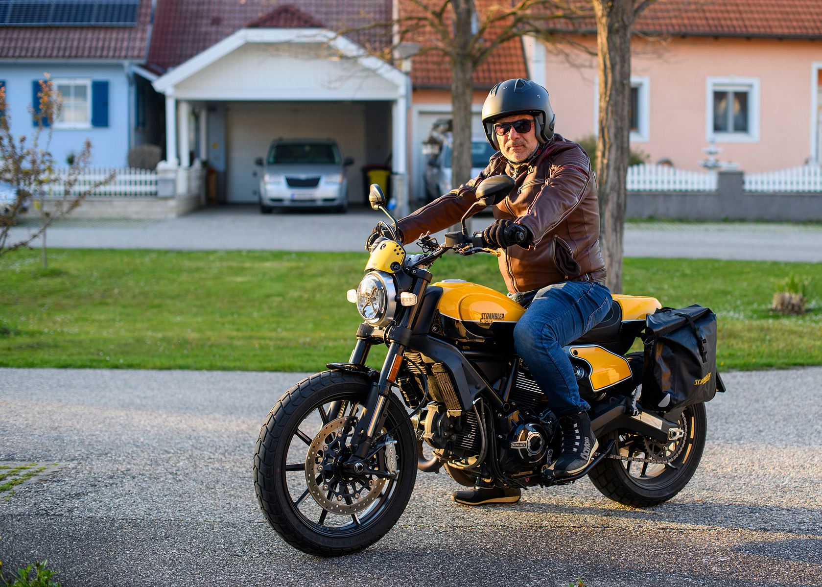 Mann auf gelber Ducati mit Helm und Lederjacke – kraftvolles Motorrad-Portrait voller Dynamik und Stil. Niederösterreich, Tulln, Krems an der Donau