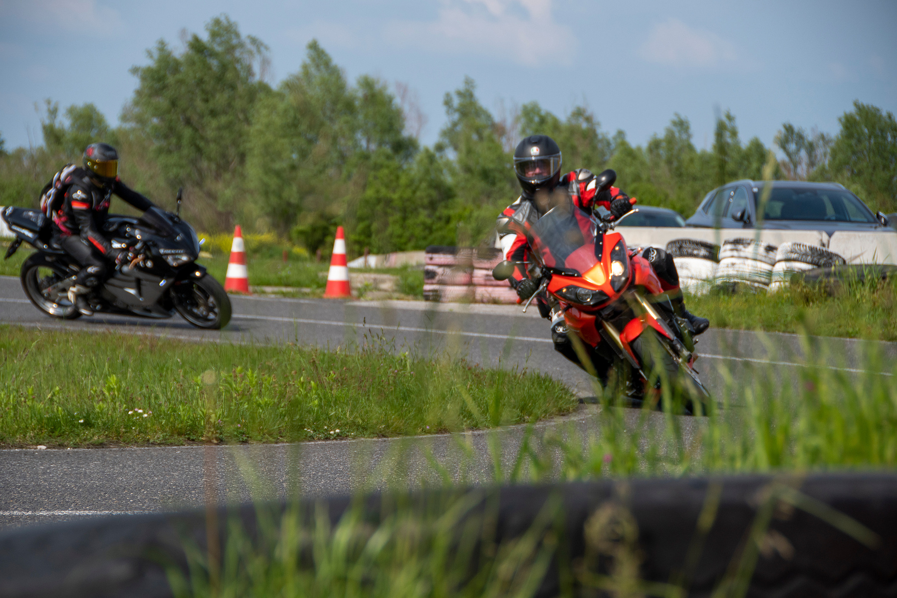 Mann auf Motorrad unterwegs – kraftvolles Bild von Geschwindigkeit und Abenteuerlust. Niederösterreich, Tulln, Krems an der Donau
