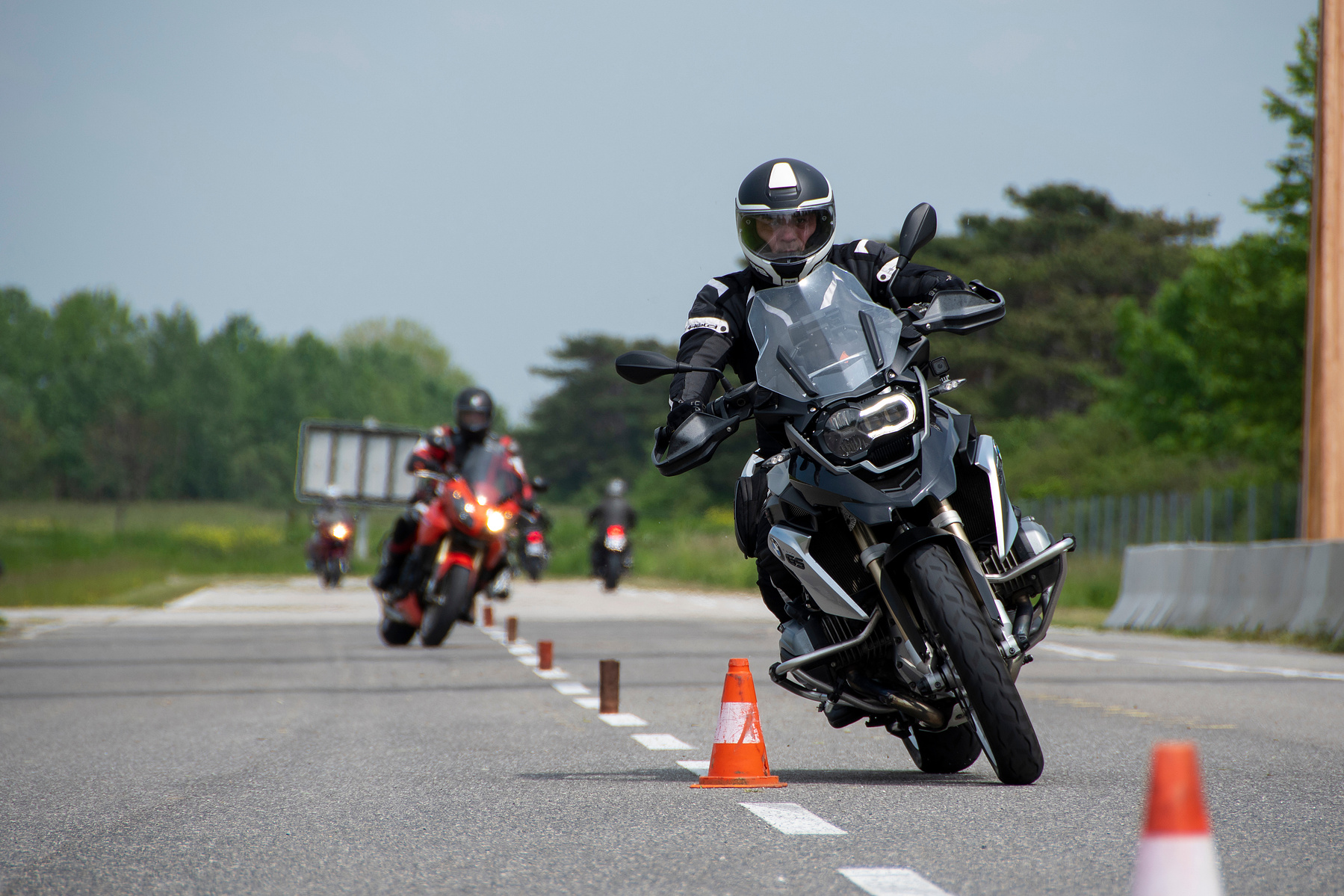 Mann auf Motorrad unterwegs – kraftvolles Bild von Geschwindigkeit und Abenteuerlust. Niederösterreich, Tulln, Krems an der Donau