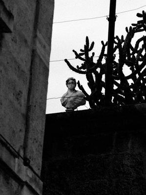 Black and white picture of a lady statue