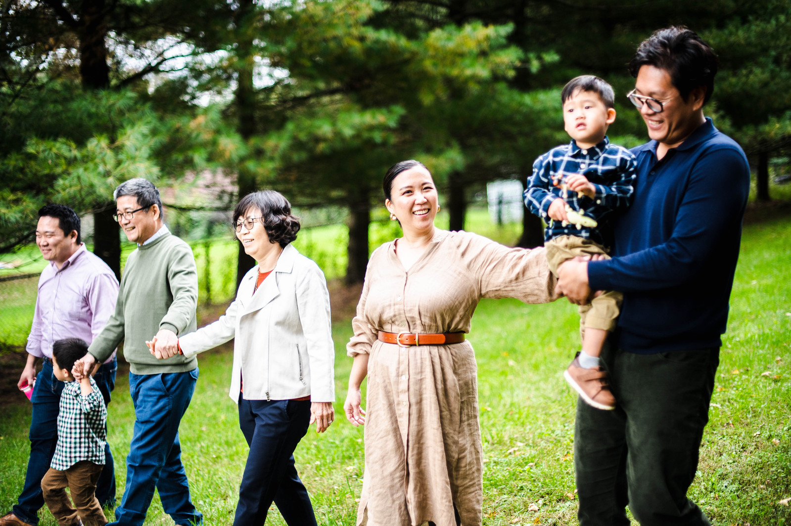 A family rented an airbnb  and hired a day in the life photos to have an extended family reunion.