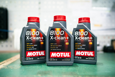 Motul 8100 X-clean product shots 